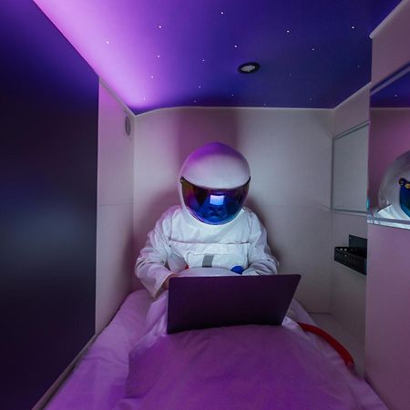 Capsule Hotel Constellation 91 Lviv Bagian luar foto