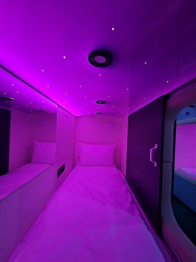 Capsule Hotel Constellation 91 Lviv Bagian luar foto