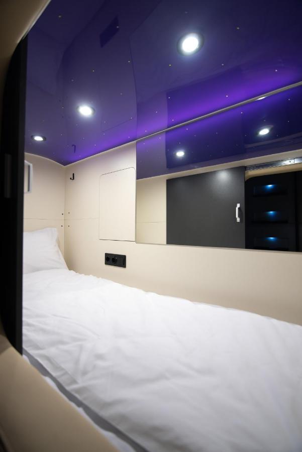 Capsule Hotel Constellation 91 Lviv Bagian luar foto