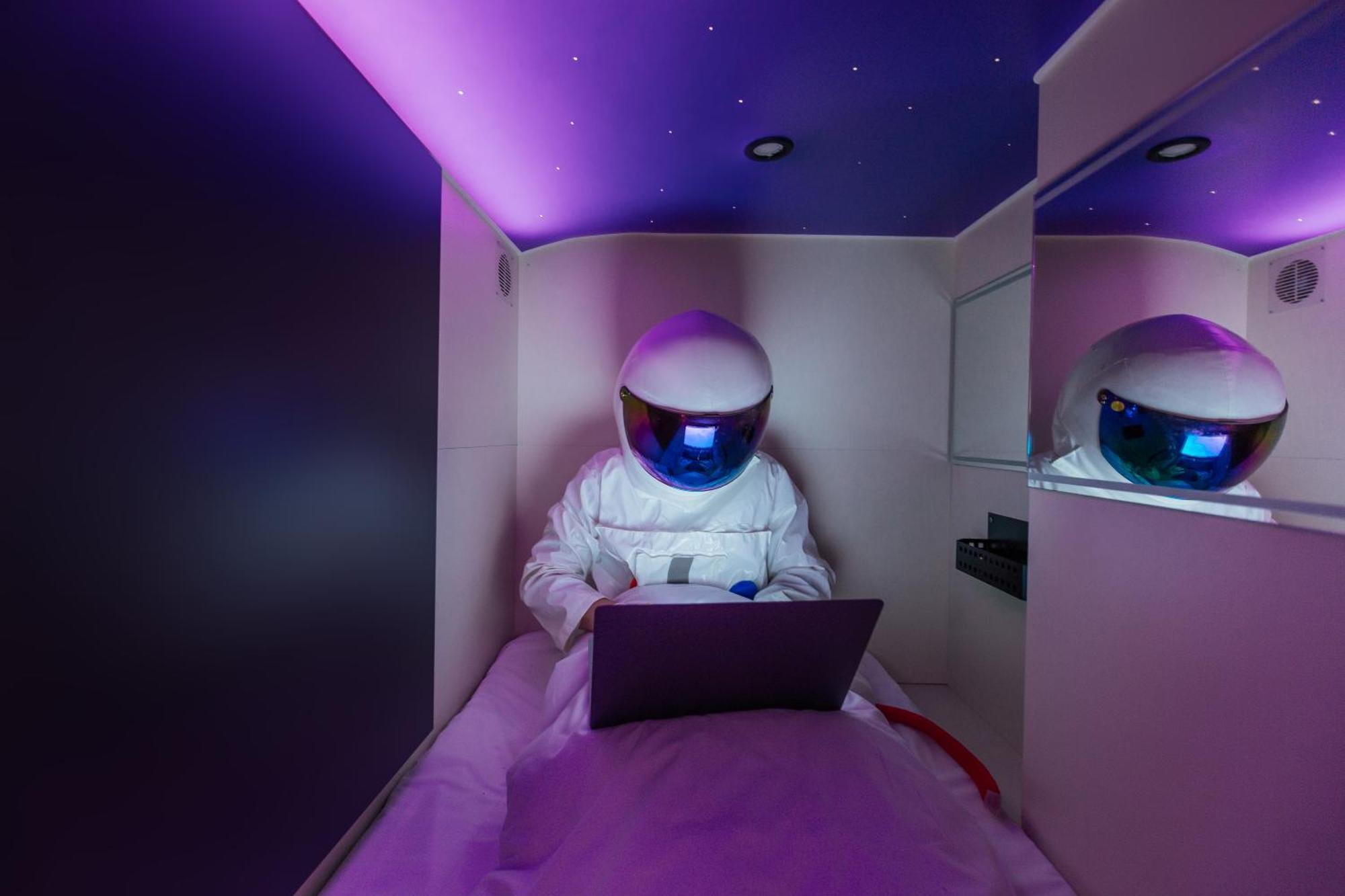 Capsule Hotel Constellation 91 Lviv Bagian luar foto