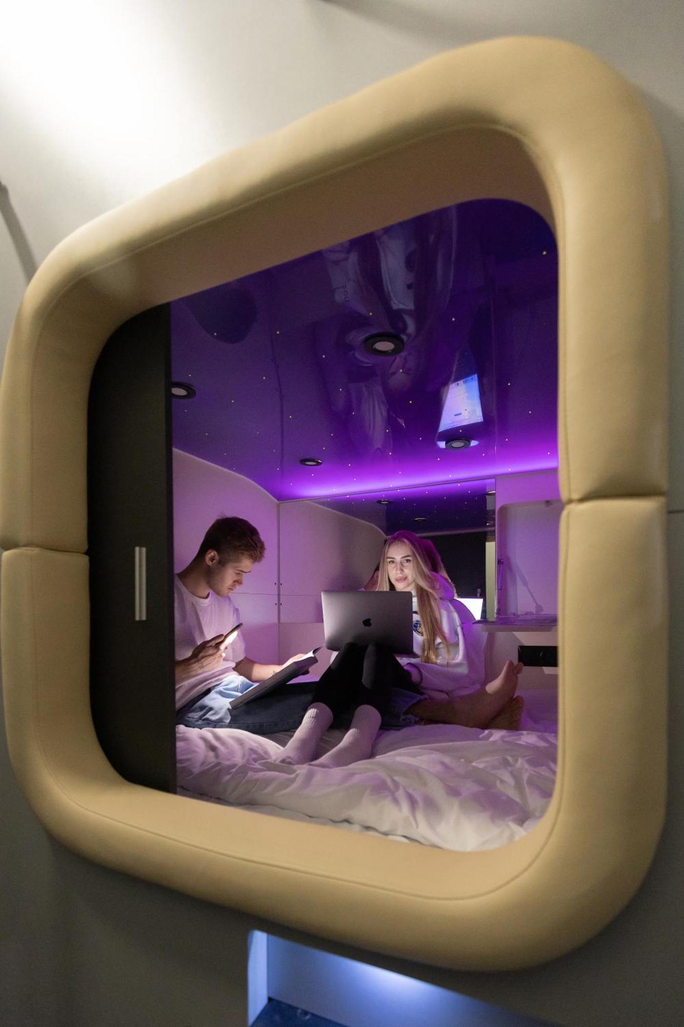 Capsule Hotel Constellation 91 Lviv Bagian luar foto